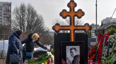 Hrob Alexeja Navaľného je obsypaný kvetmi. Ľudia opäť prichádzajú na cintorín