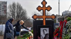 Hrob Alexeja Navaľného je obsypaný kvetmi. Ľudia opäť prichádzajú na cintorín