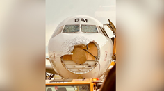 Lietadlo núdzovo pristálo vo Viedni. Krúpy kompletne zničili jeho prednú časť