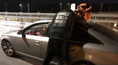 Policajti zastavili v Bratislave sfetovanú posádku. Jeden striedavo kričal a plakal, druhému vypadla sklenená fajka