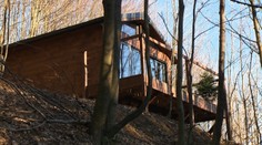 Chata na koloch kole oči pamiatkarom. Nariadili ju odstrániť, no stále ponúka ubytovanie