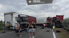 Tragédia na D2. Zrážku dodávky s kamiónom neprežil 42-ročný muž