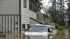 Po silnom lejaku zostali obyvatelia severnej Kalifornie uväznení a zatopení v domoch