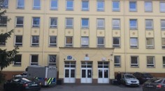 Tragédia na základnej škole v Kladne. Žiačka (†15) vypadla z okna, na mieste zomrela