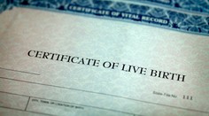 Otec dal synovi meno ako za trest. To si robíte srandu, počúva chlapec na úradoch