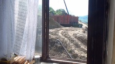 Takto to vyzerá, keď vám pri bytovke stavajú tunel. Bývať by ste tu nechceli