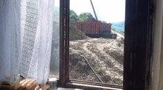 Takto to vyzerá, keď vám pri bytovke stavajú tunel. Bývať by ste tu nechceli