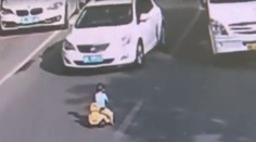 Batoľa si to namierilo na cestu. Pred nešťastím ho zachránil až policajt