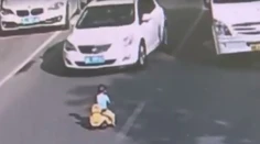 Batoľa si to namierilo na cestu. Pred nešťastím ho zachránil až policajt