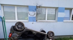 Auto pri náraze do múriku vymrštilo do vzduchu a narazilo do domu. Spolujazdec zomrel
