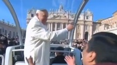 Pápež znova vyvádzal: Ochranke sa to nepáčilo, veriaci sú nadšení!