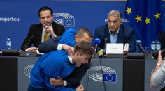 VIDEO: Aktivista vybehol na Orbána počas tlačovky. Hodil po ňom štós bankoviek a kričal, že predal krajinu Putinovi