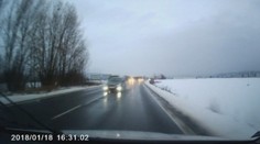 Ani tragická nehoda maturantky a zlé počasie nebránilo vodičovi na "ceste smrti" riskovať