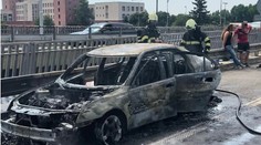 Na bratislavskom Moste Lafranconi sa samovznietilo auto. Vodič stihol vyskočiť