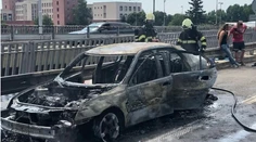 Na bratislavskom Moste Lafranconi sa samovznietilo auto. Vodič stihol vyskočiť