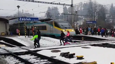 VIDEO: Obrovský hazard so životom. Skupinu Čechov takmer zmietol rútiaci sa vlak