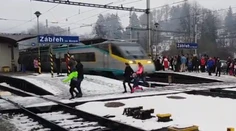 VIDEO: Obrovský hazard so životom. Skupinu Čechov takmer zmietol rútiaci sa vlak