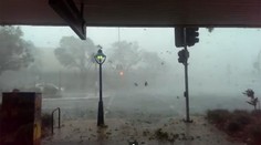 V Brisbane vyčíňala silná víchrica, vietor strhával strechy