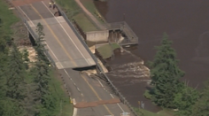 V USA sa pretrhla priehrada. Valiaca sa voda zaplavuje cesty aj údolia