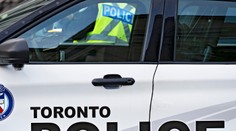 Muž v čiernej kukle spustil streľbu v krčme v Toronte. Zranil 12 ľudí a je na úteku