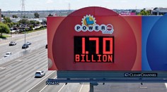 Výherca druhého najvyššieho jackpotu histórie si prevzal peniaze. Multimilionárom sa stal vďaka chybe