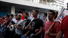 Gréci protestujú proti reformám. Polícia už musela použiť slzný plyn