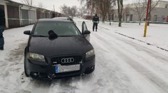 Dôchodca v Seredi sa pred políciou zabarikádoval v aute: Našli u neho heroín za tisíce eur