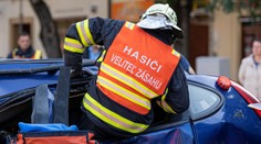 Elektroautá sťažili prácu hasičom. Jeden zlý ťah môže ohroziť aj ich životy