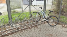 Nepomohla kamera ani zámok. Krádež bicyklov z monitorovaného prístrešku odhalila závažný problém