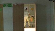 Prešovskí policajti majú problém. Zadržaný muž vyskočil cez okno priamo z ich budovy