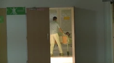 Prešovskí policajti majú problém. Zadržaný muž vyskočil cez okno priamo z ich budovy