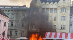 Na vianočných trhoch v Bratislave horeli stánky. Zranený je jeden muž