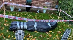 Susedia zavolali na ženu políciu, pretože videli na jej záhrade mŕtvolu. Napokon bolo všetko inak