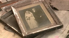 Kuriózny nález v Prešove. Pri oprave strechy našli fotografie vyvraždenej rodiny
