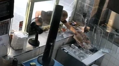 VIDEO: Muž v Prahe dopravnou značkou rozbil výklad pizzerie. Vnútri ho čakalo nepríjemné prekvapenie a odišiel hladný