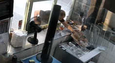 VIDEO: Muž v Prahe dopravnou značkou rozbil výklad pizzerie. Vnútri ho čakalo nepríjemné prekvapenie a odišiel hladný