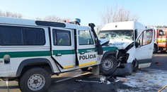 Čelná zrážka policajtov s dodávkou. Muž zákona skočil s ťažkými zraneniami v nemocnici