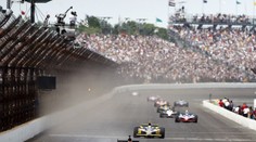 VIDEO: Fanúšička išla na preteky, kde jej neskutočná smola zničila auto. Odchádzala však s úsmevom