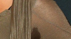 Herečka na červenom koberci žiarila. Kým nezdvihla pazuchu