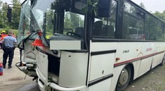 Školský výlet sa skončil nehodou. Autobus plný detí narazil do stromu