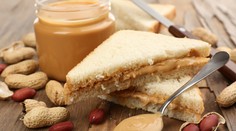 Dieťa nebude alergické na arašidy, ak ich bude jesť od perinky