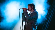 Keď som lietal v drogách, vždy som za ne platil. Teraz som čistý a ľudia mi ich núkajú grátis, smeje sa spevák Perfume Genius