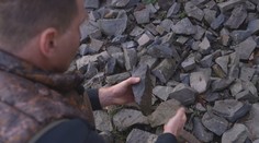 V lesoch južného Slovenska hľadá drahokamy. Zafír, ktorý našiel, zaujal aj v zahraničí