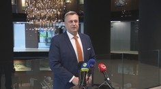 Šéf SNS hrozí, že v parlamente navrhne zrušenie transakčnej dane. Na jeho stranu sa postavil aj minister