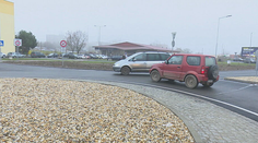 V Poltári majú svoj prvý kruhový objazd. Dve autá sa tam takmer zrazili počas nášho natáčania