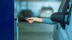 Tragická nehoda pri platení parkovného. Juhokoréjčanka sa vyklonila z okna, zabilo ju vlastné auto