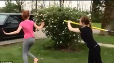 Kvôli chalanovi dostala rýľom po hlave