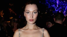 Odvážna mladučká modelka. Na bále všetkým ukázala prsia