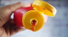 Zlodeji dôchodcu zastavili cestou z banky. Použili trik s kečupom a obrali ho o tisíce