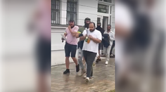 Polícia obvinila troch mužov, ktorí páchali podvody zacielené na seniorov. Sudca v Trnave ich poslal do väzby